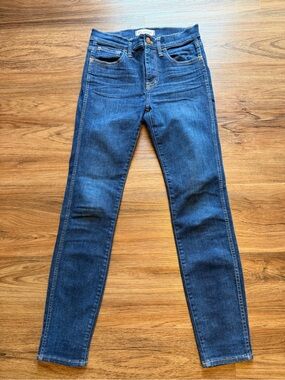 Madewell High Riser Skinny Jeans in Dark Blue Wash. size 2